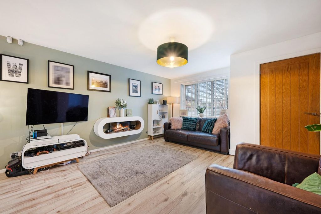 Property photo 2 of 31 174 Whittingham Drive Hdr-24.Jpg