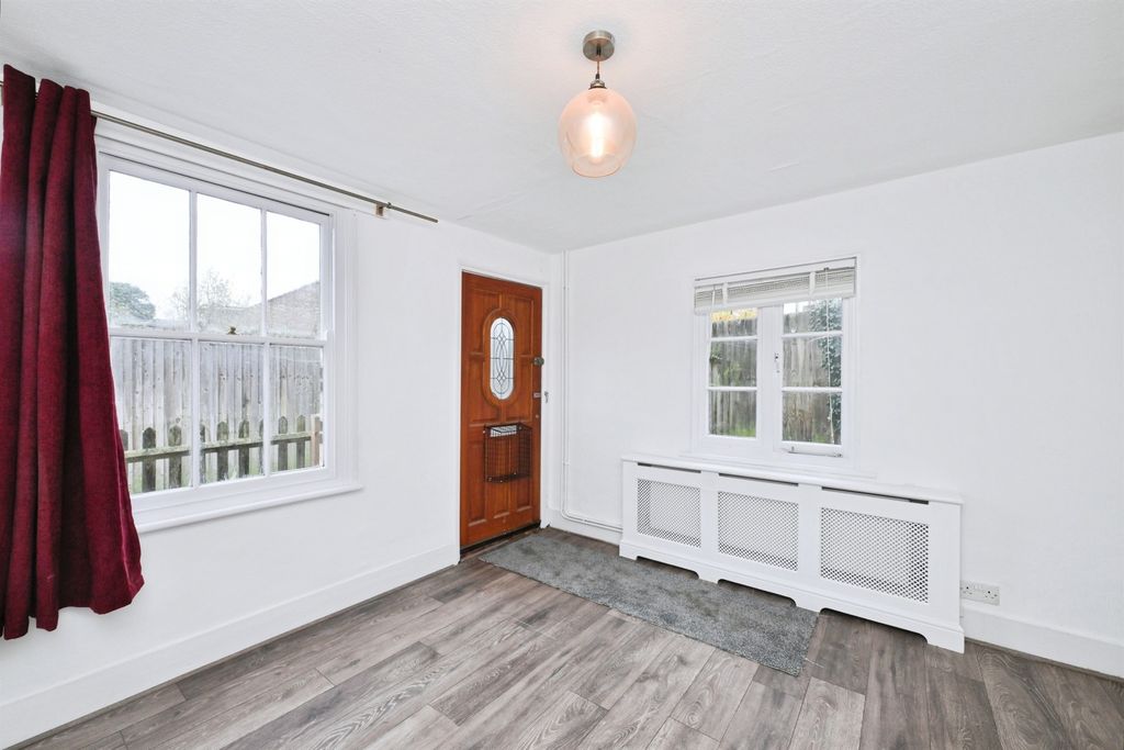 Property photo 2 of 19 Lounge: