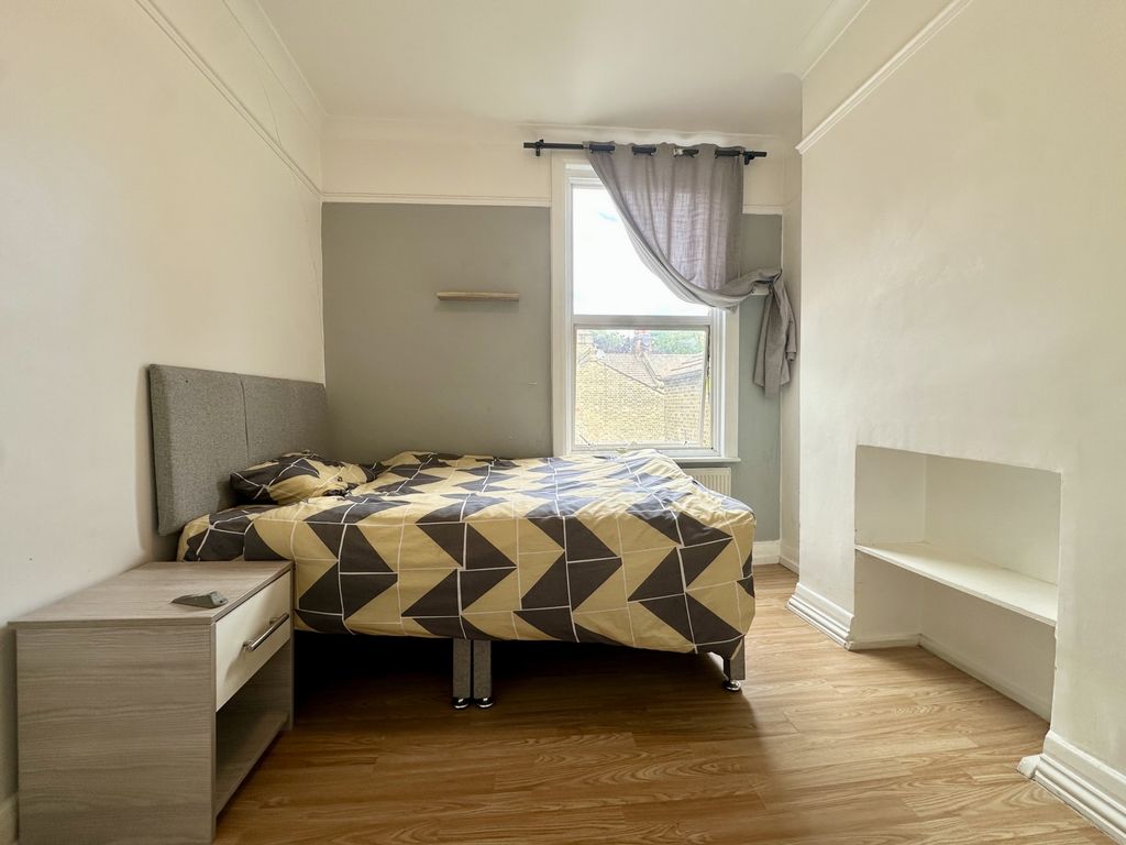 Property photo 1 of 14 Photo 4