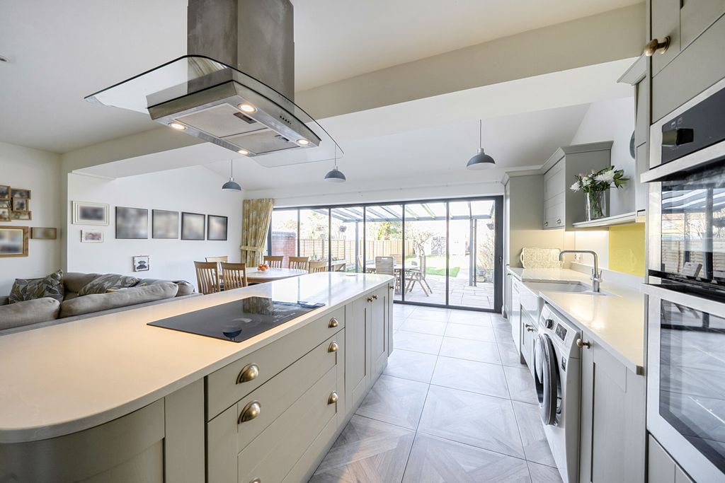 Property photo 2 of 39 1418295-18-699Ef0...