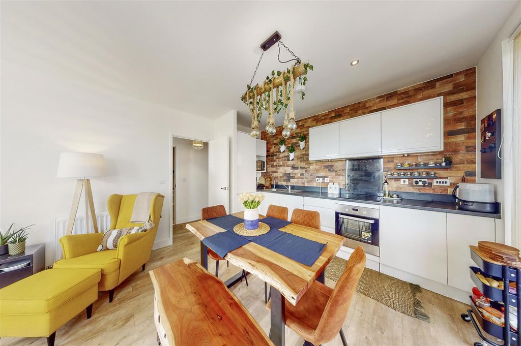 Property photo 3 of 11 Flat 97, Chesterton House - Ituizp0Ywyrocpvld2Kg.J