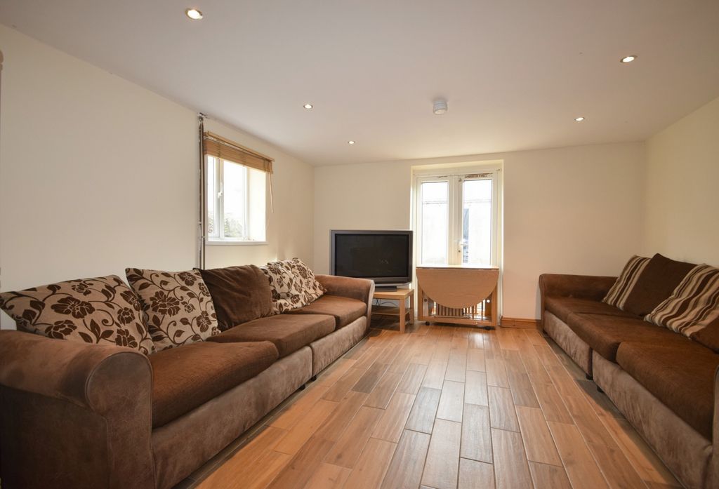 Property photo 1 of 9 Photo 3