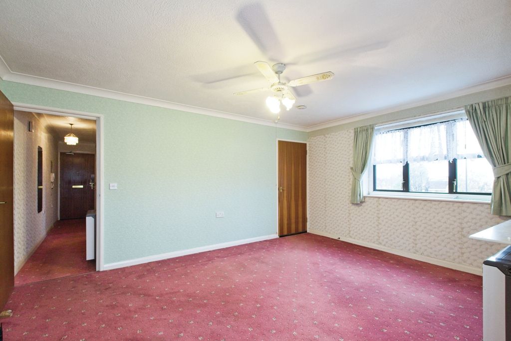 Property photo 3 of 10 Lounge