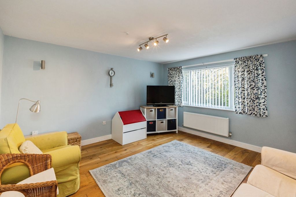 Property photo 3 of 17 Lounge