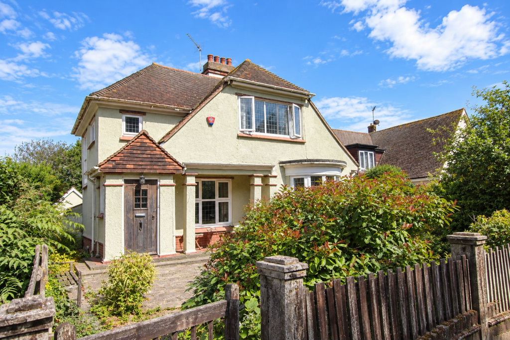 Property photo 1 of 25 Lancaster Gardens East, Clacton On Sea