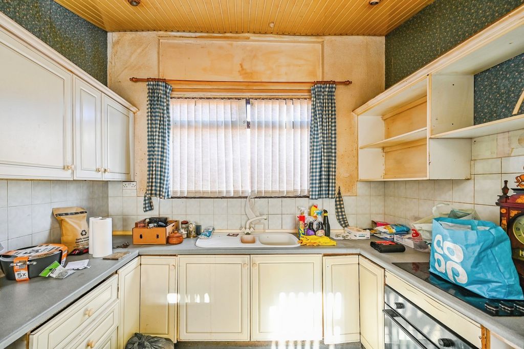 Property photo 2 of 8 Kitchen