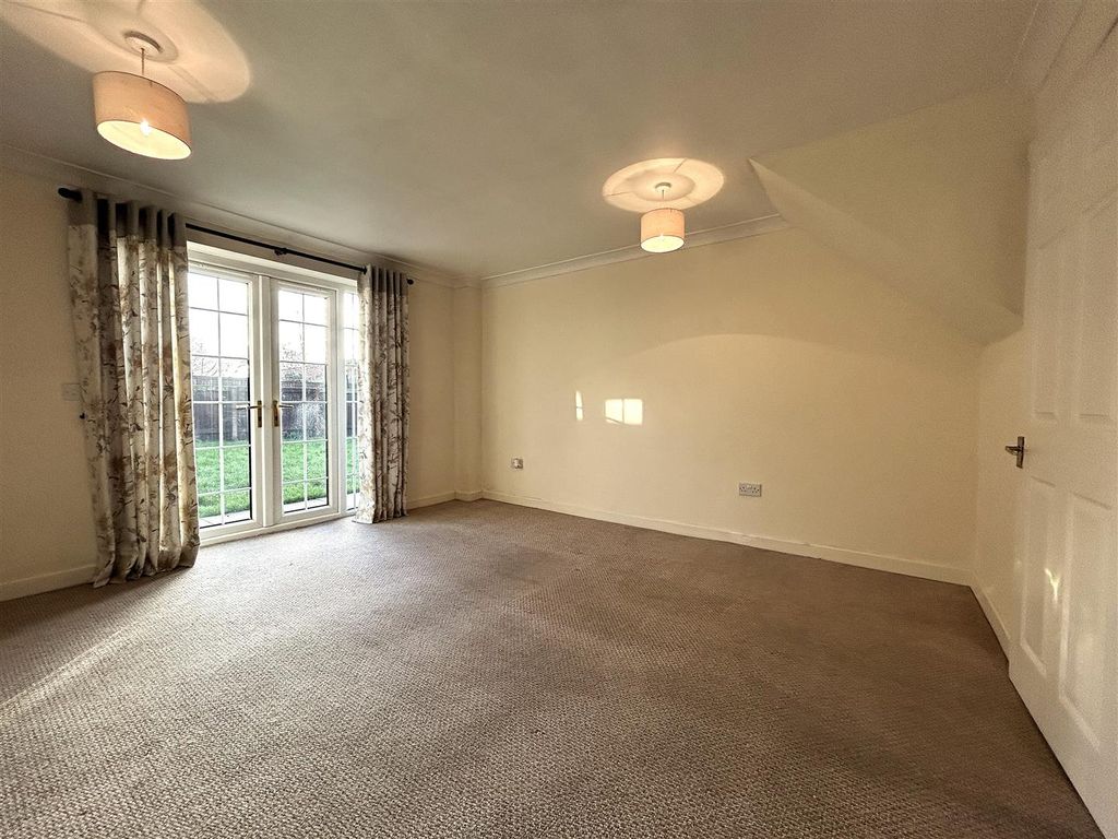 Property photo 2 of 15 Lounge