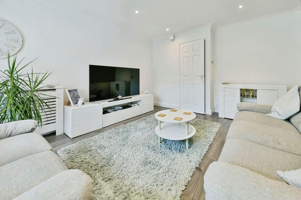 Property photo 3 of 17 Lounge