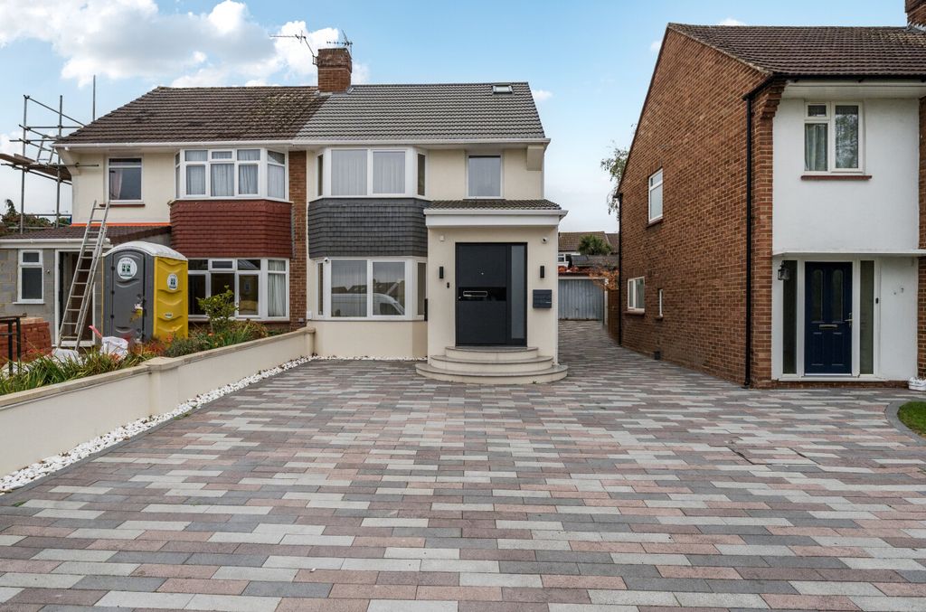 Property photo 2 of 31