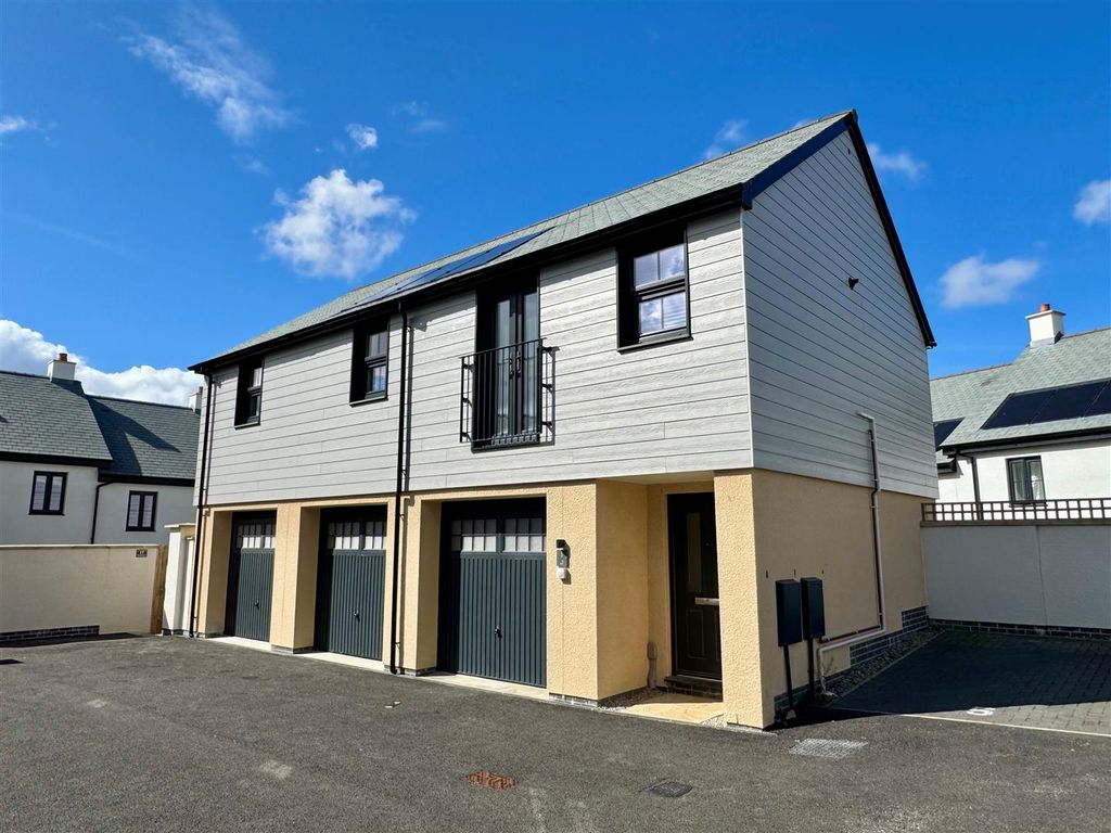 Property photo 1 of 12 1 River Court