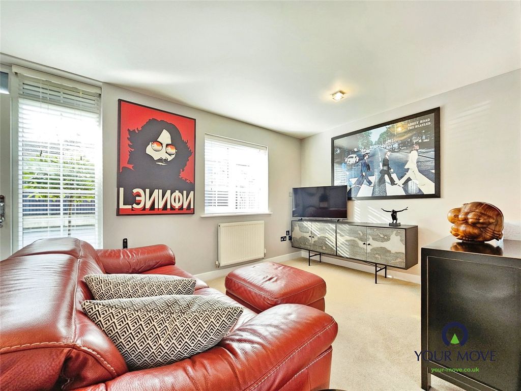 Property photo 3 of 13 Lounge