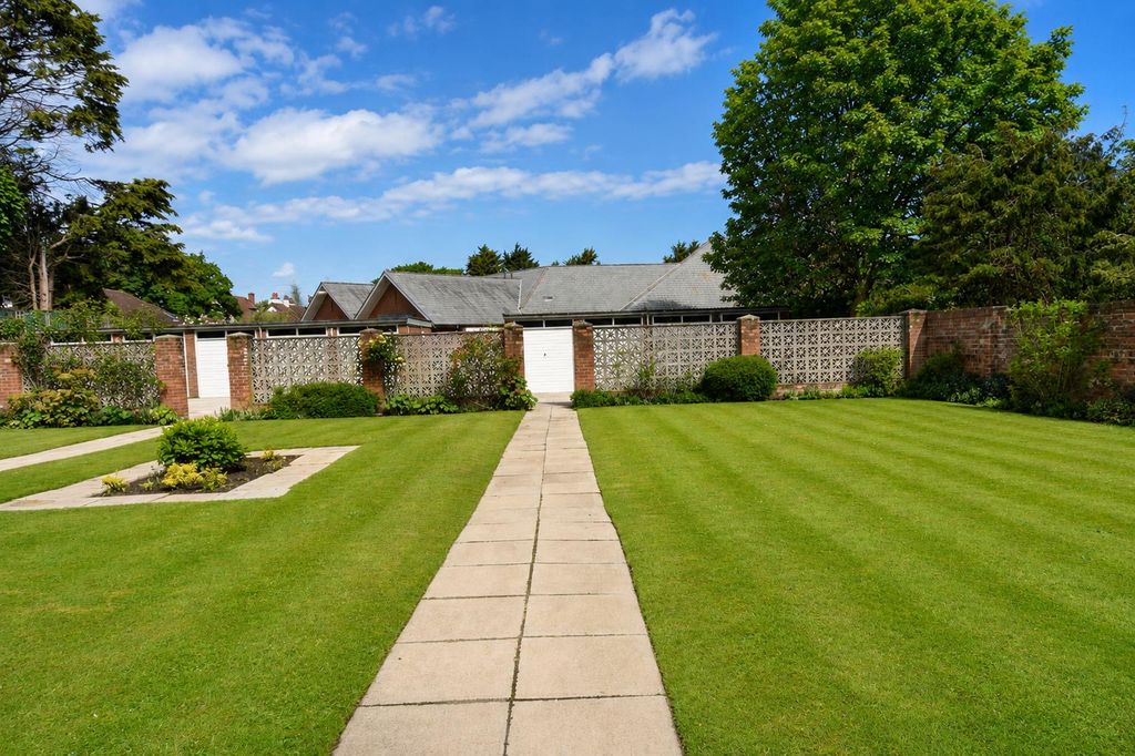 Property photo 2 of 25 Communal Rear Garden.Png