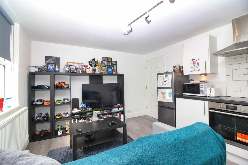 Property photo 3 of 12 Living Room/Kitchen