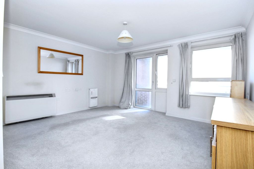 Property photo 3 of 12 Lounge