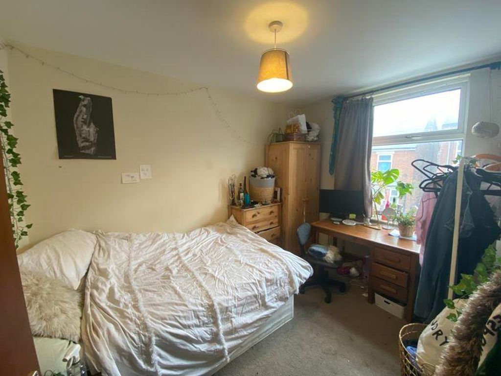 Property photo 2 of 10 A Cozy And Well-Lit Double Bedroom With Ample Stor...