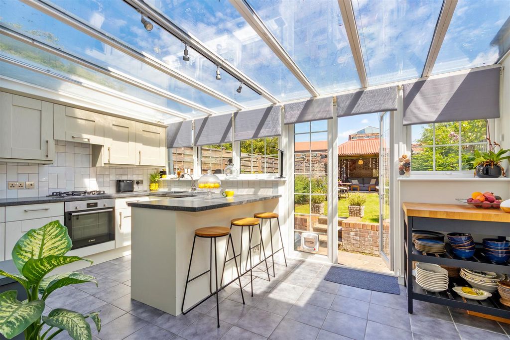 Property photo 3 of 12 Newminster Road