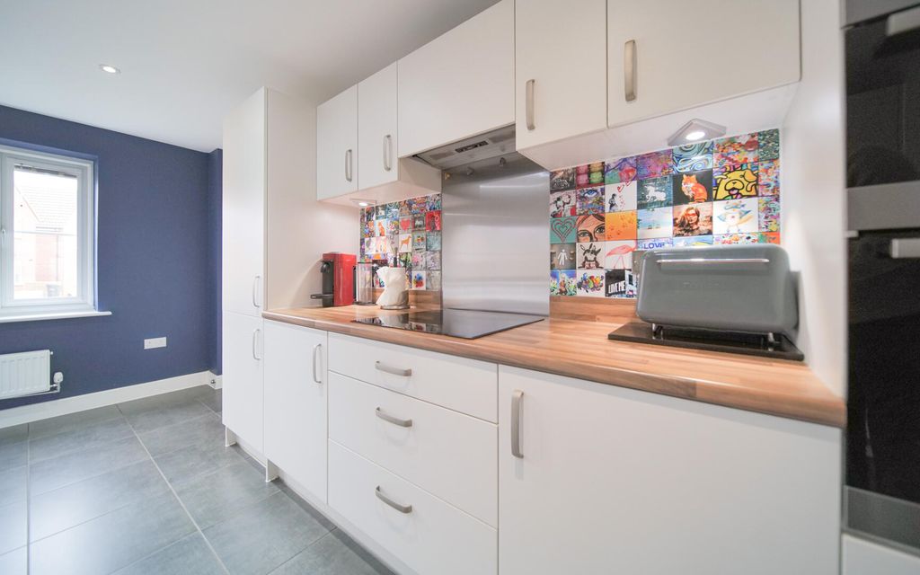 Property photo 3 of 20 Kitchen