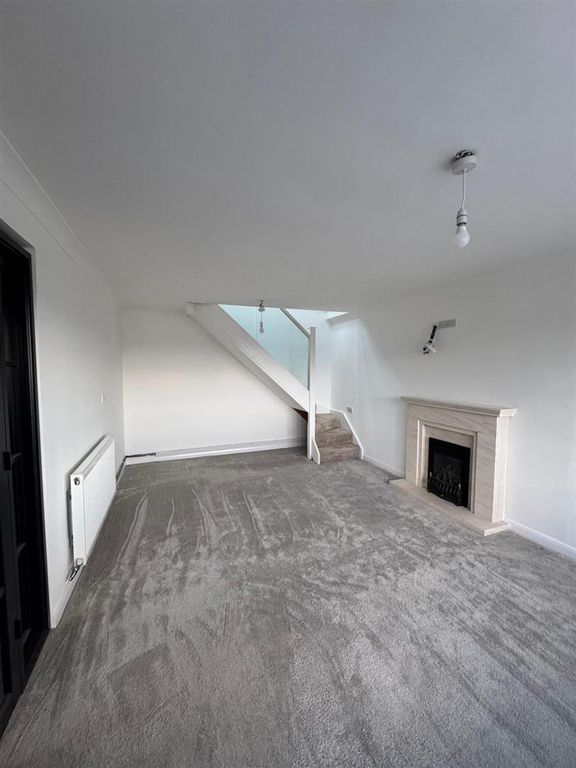 Property photo 3 of 12 Lounge