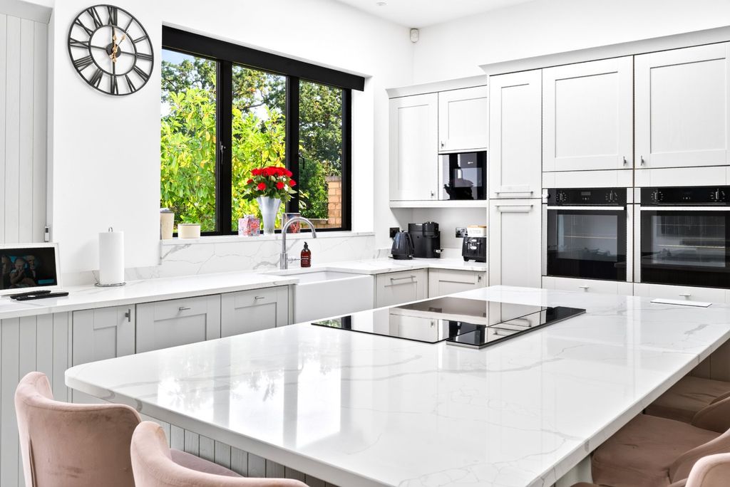 Property photo 3 of 19 Kitchen