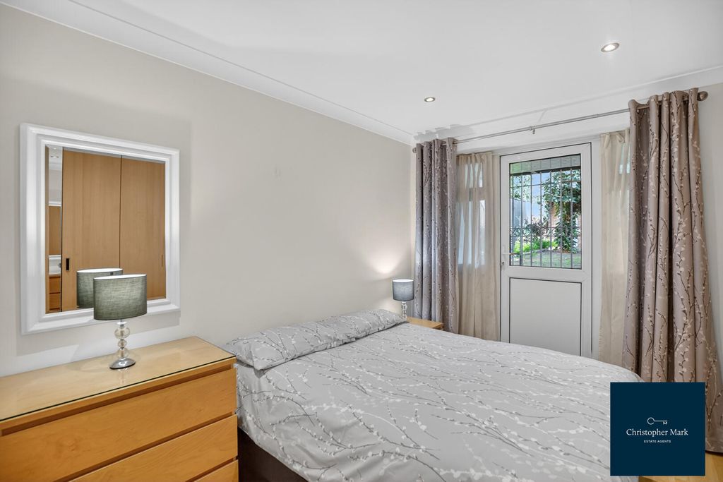 Property photo 2 of 17 Bedroom