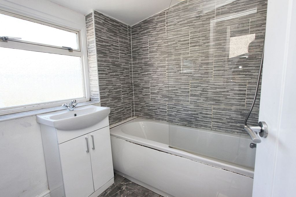 Property photo 3 of 16 Bathroom