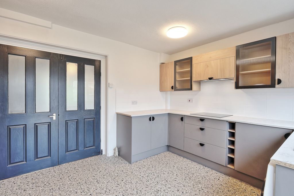 Property photo 2 of 17 8