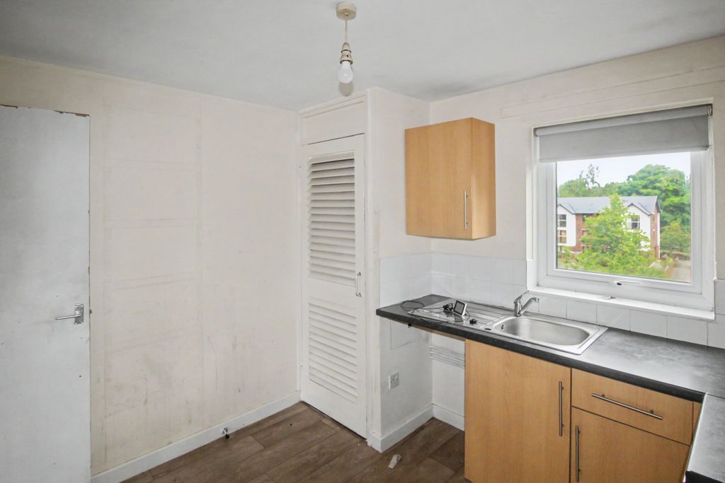 Property photo 3 of 15 Flat 10, St. Johns Court, Sholebroke Avenue, Leeds, West Yorkshire, Ls7 3HD