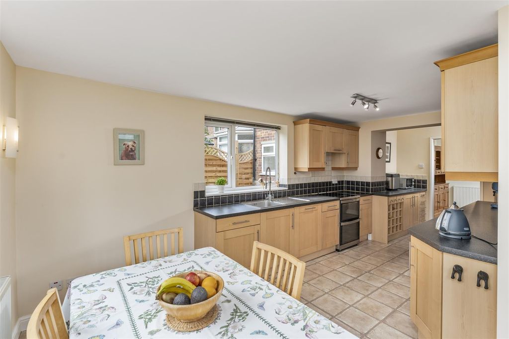 Property photo 3 of 20 5 Elizabeth Rise, Banbury-10.Jpg