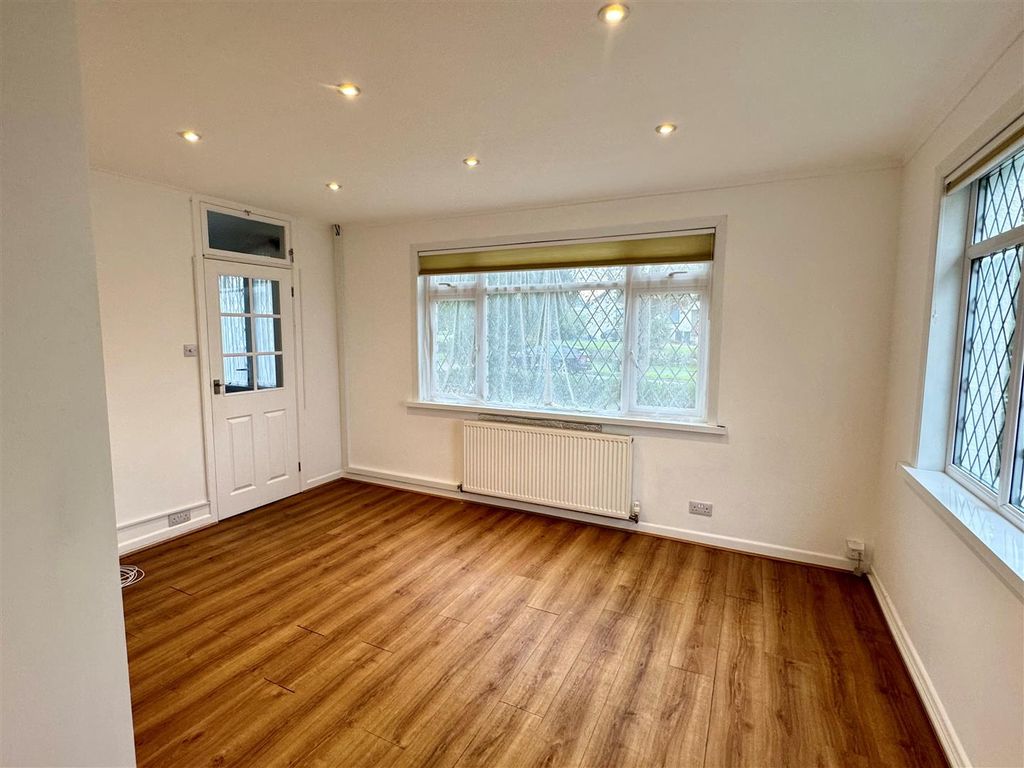 Property photo 2 of 19 18 Whitegate Road Lounge