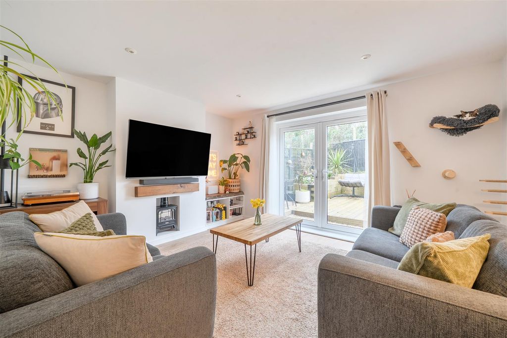 Property photo 2 of 18 Sitting Room