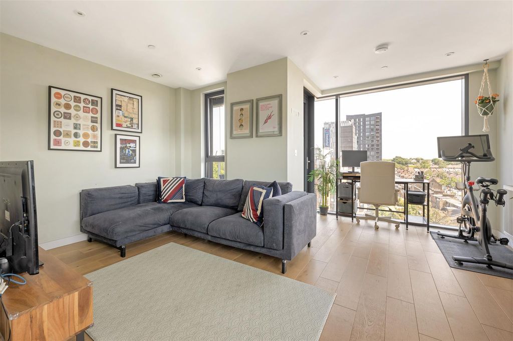 Property photo 2 of 27 Station Approach, E17