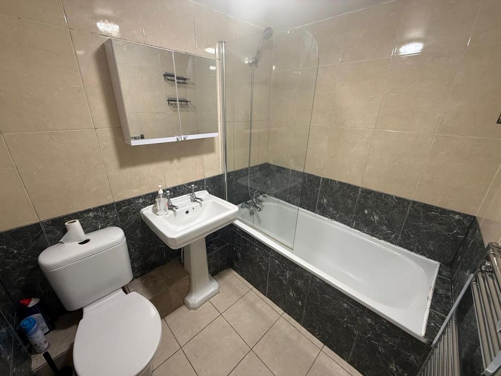 Property photo 3 of 9 Bathroom