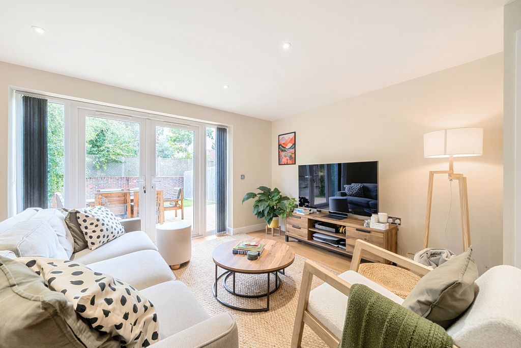 Property photo 2 of 12 1340081-20-689Db7...