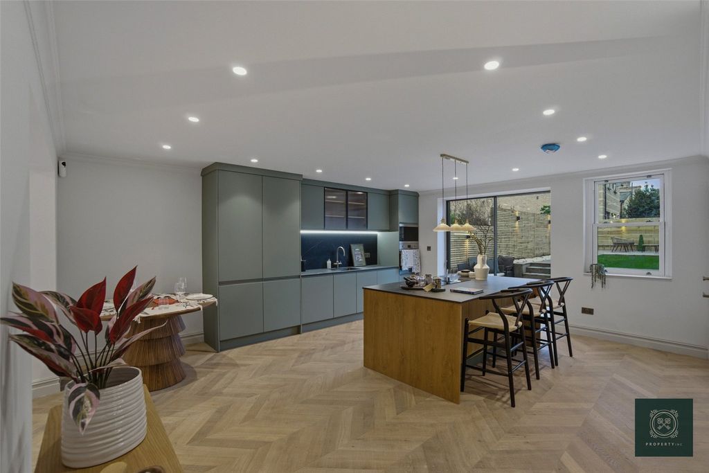 Property photo 3 of 27 Kitchen