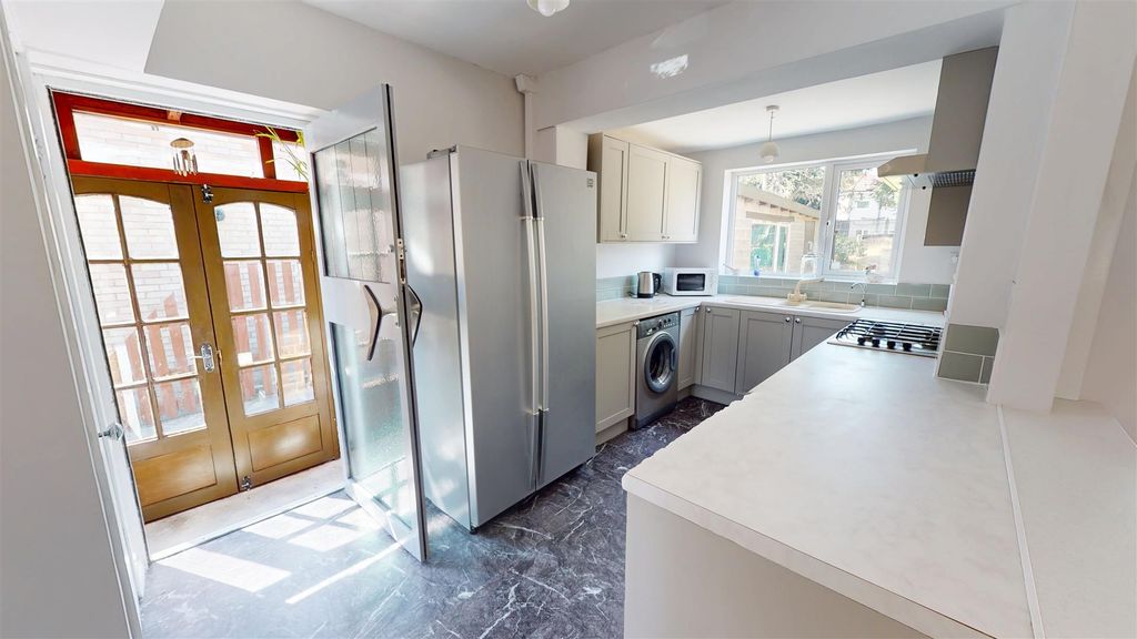 Property photo 3 of 20 Dining Kitchen