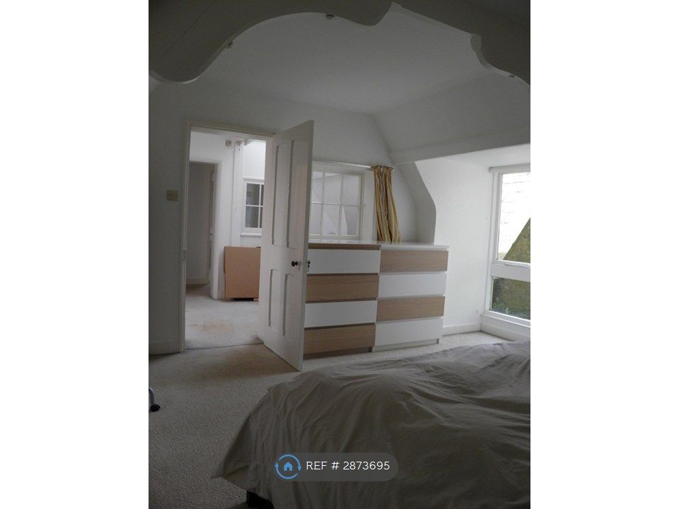 Property photo 2 of 28 Studio Bedroom Top Floor