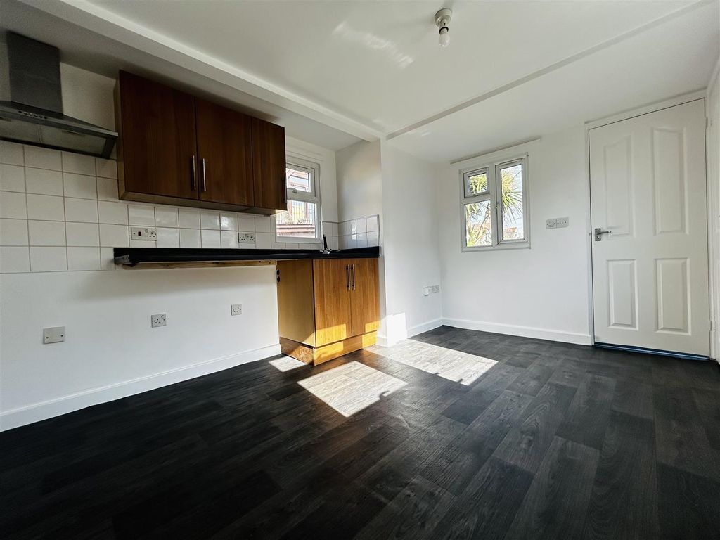 Property photo 3 of 11 Lounge Kitchenette