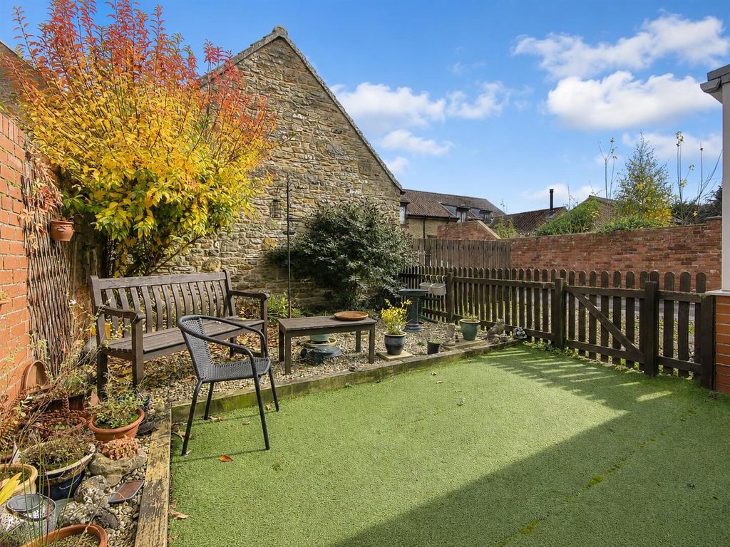 Property photo 3 of 11 Outside