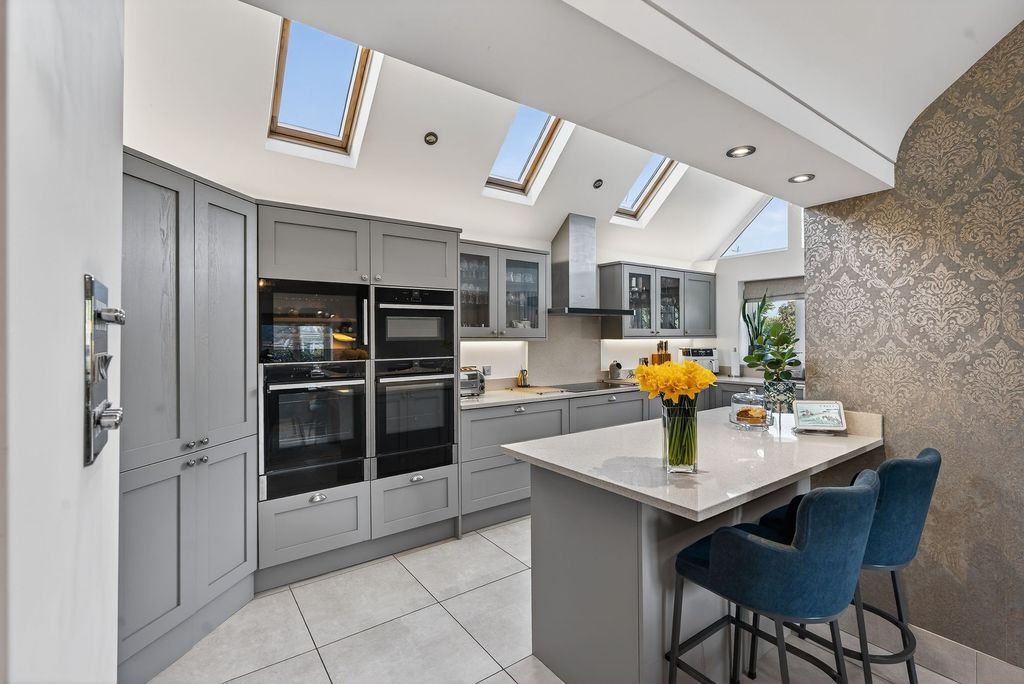 Property photo 2 of 39