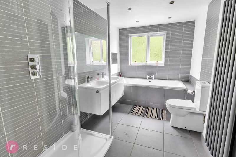 Property photo 3 of 25 Family Bathroom