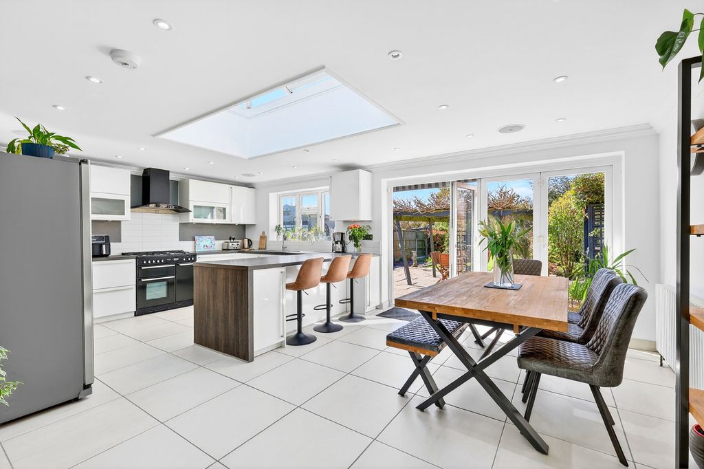 Property photo 2 of 33