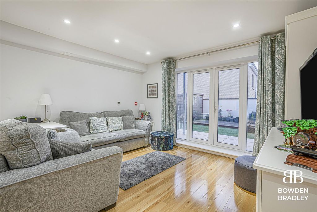 Property photo 3 of 17 Living Room/Kitchen