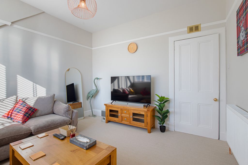 Property photo 3 of 10 Living2