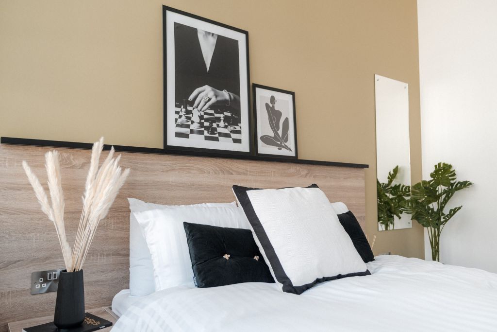 Property photo 1 of 17 Bedroom