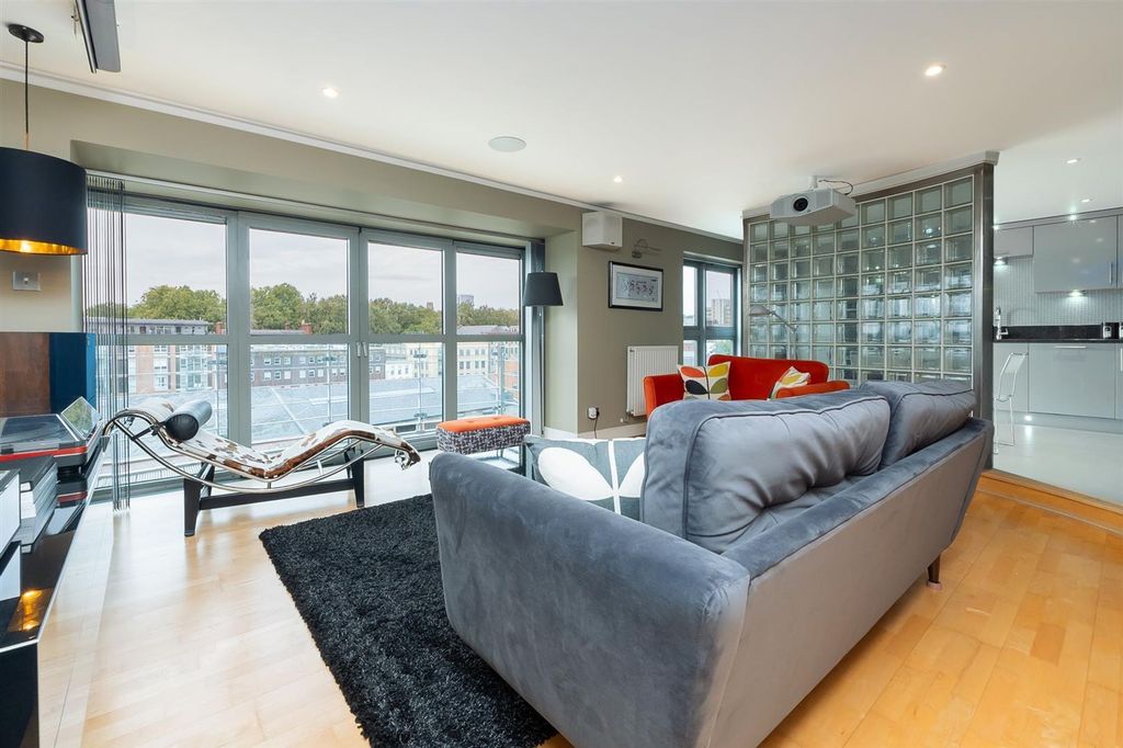 Property photo 2 of 18 31-Custom-House-BA1-6Ne-17.Jpg