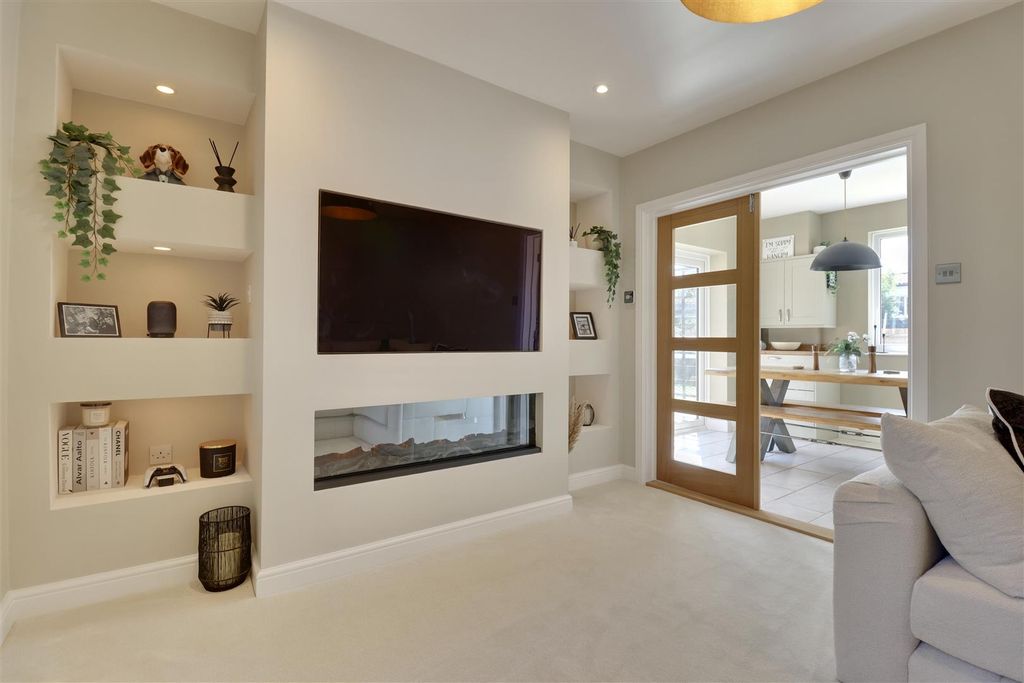 Property photo 2 of 32 7C488F6C-225E-42BA-A54A-949C04Afdc84_1_201_A.Jpeg