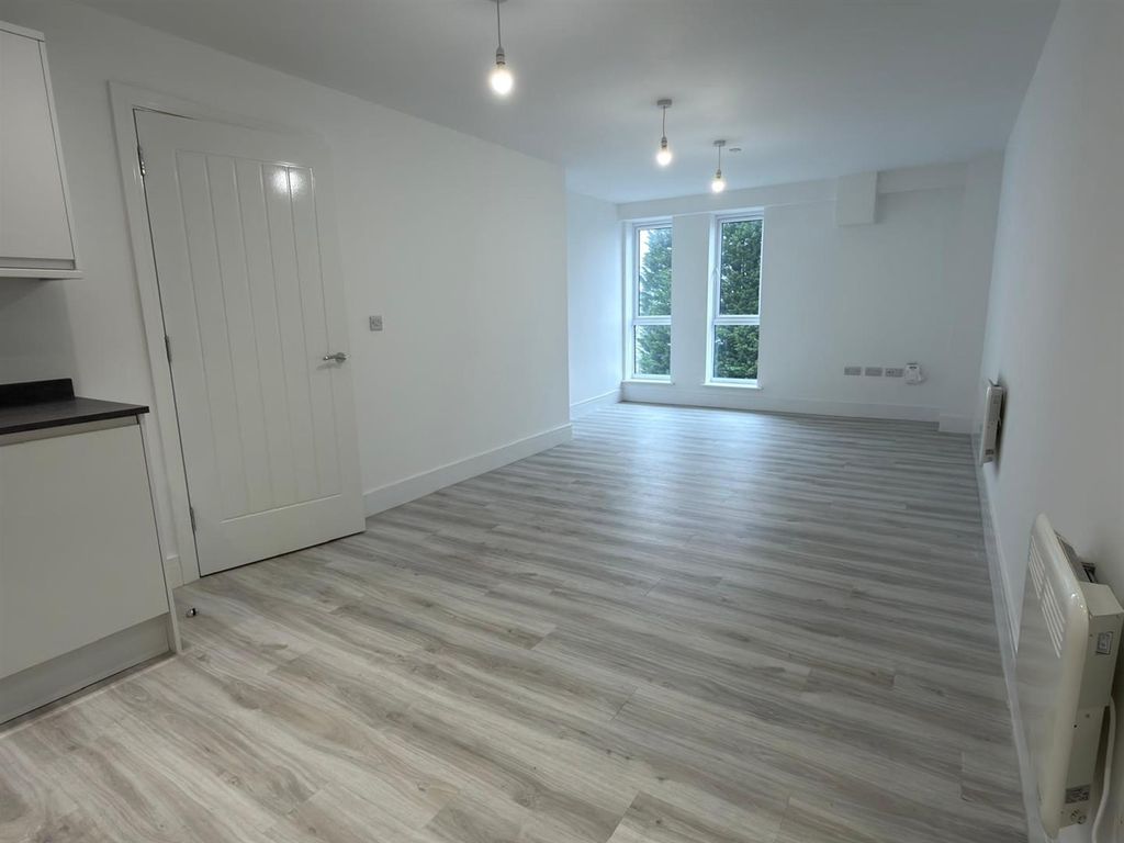 Property photo 3 of 12 Lounge/Kitchen