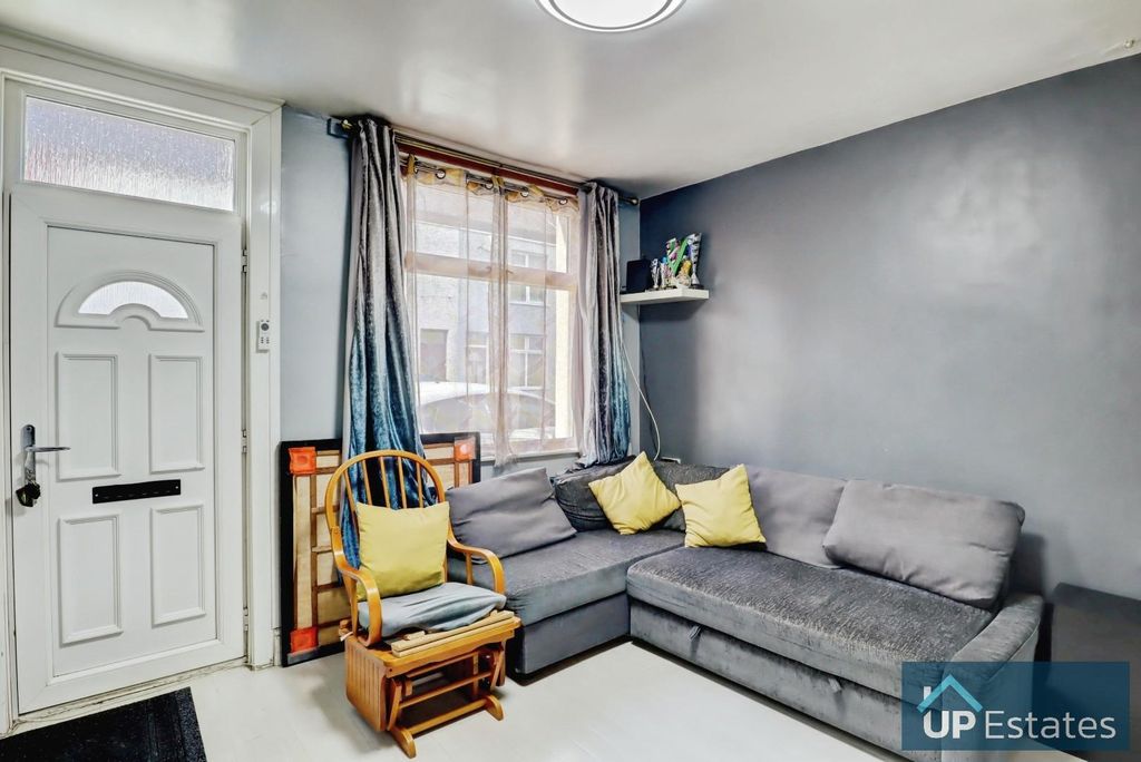 Property photo 2 of 11 Living Room