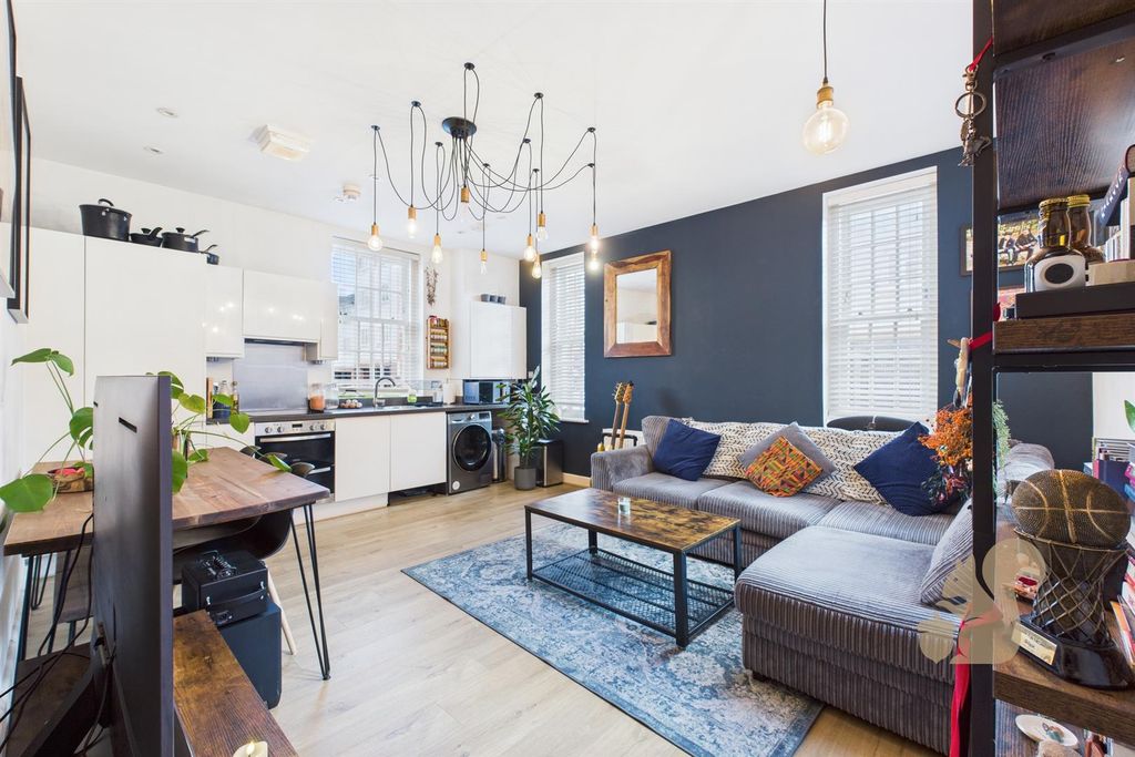 Property photo 3 of 12 Cam04604G0-Pr0069-Still012.Jpg