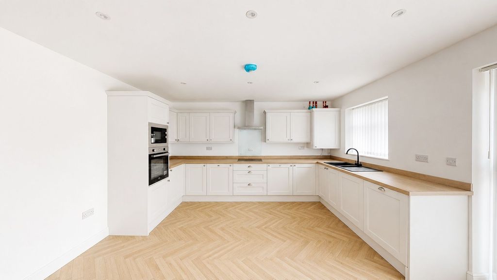 Property photo 3 of 17 Kitchen